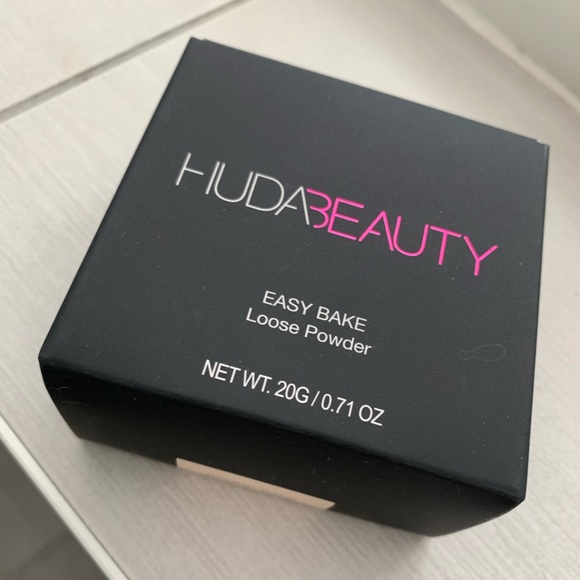 Huda Beauty Easy Bake Loose Powder